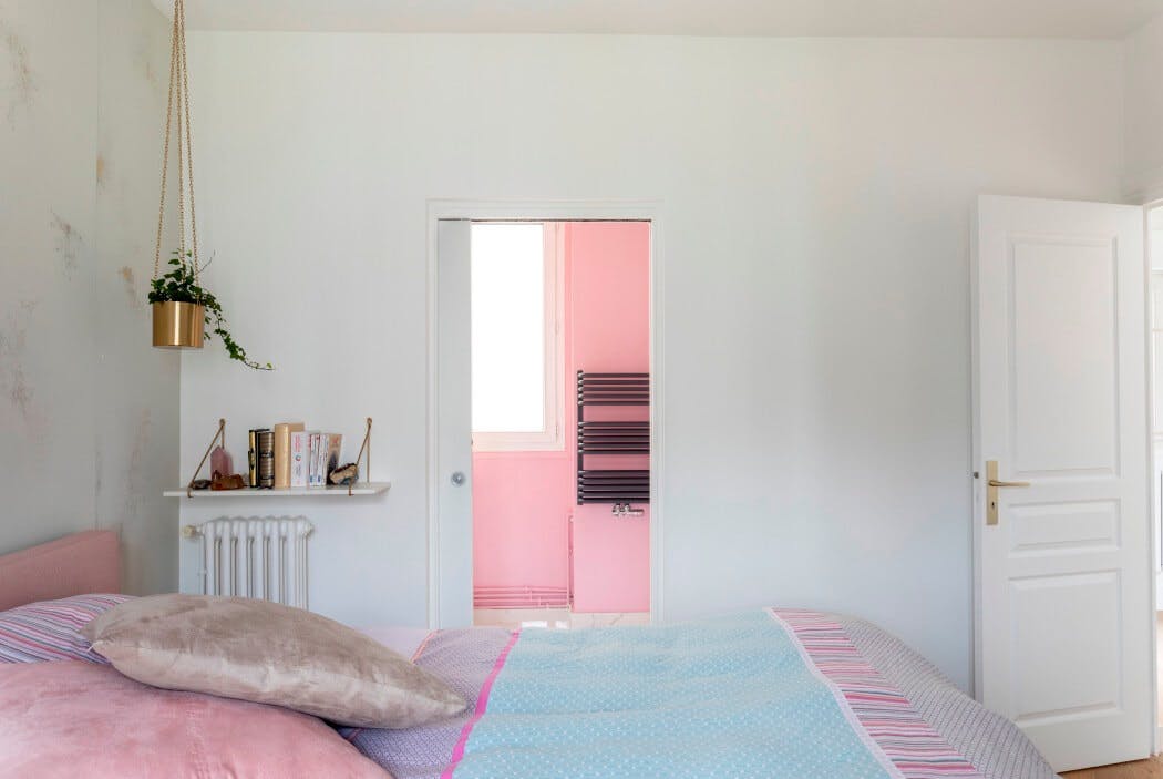 Chambre parentale donnant sur salle de bain aux tons roses