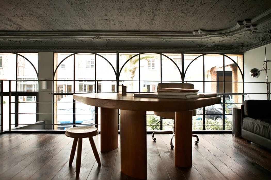 Table en bois et chaise pour meubler la mezzanine de ce loft de luxe rénové