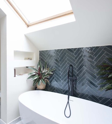 Rénovation Maison de 108 m² - Cachan - salle de bain baignoire et WC avec carrelage mural bleu gris brillant 