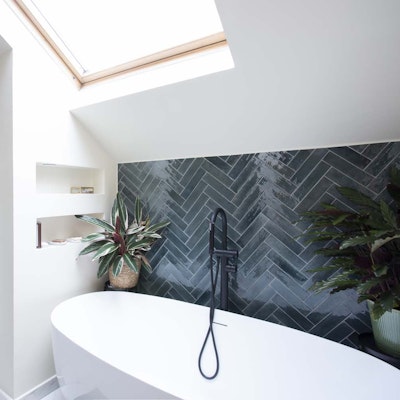 Rénovation Maison de 108 m² - Cachan - salle de bain baignoire et WC avec carrelage mural bleu gris brillant 