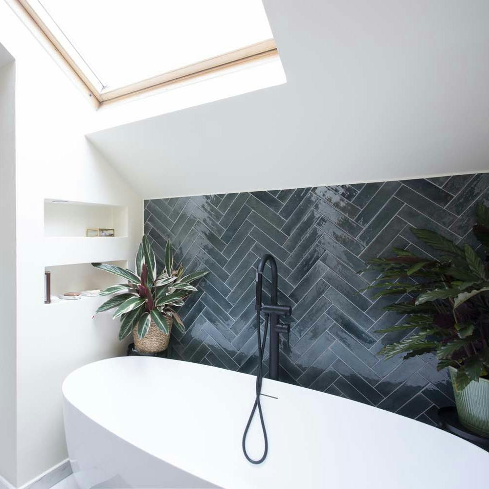Rénovation Maison de 108 m² - Cachan - salle de bain baignoire et WC avec carrelage mural bleu gris brillant