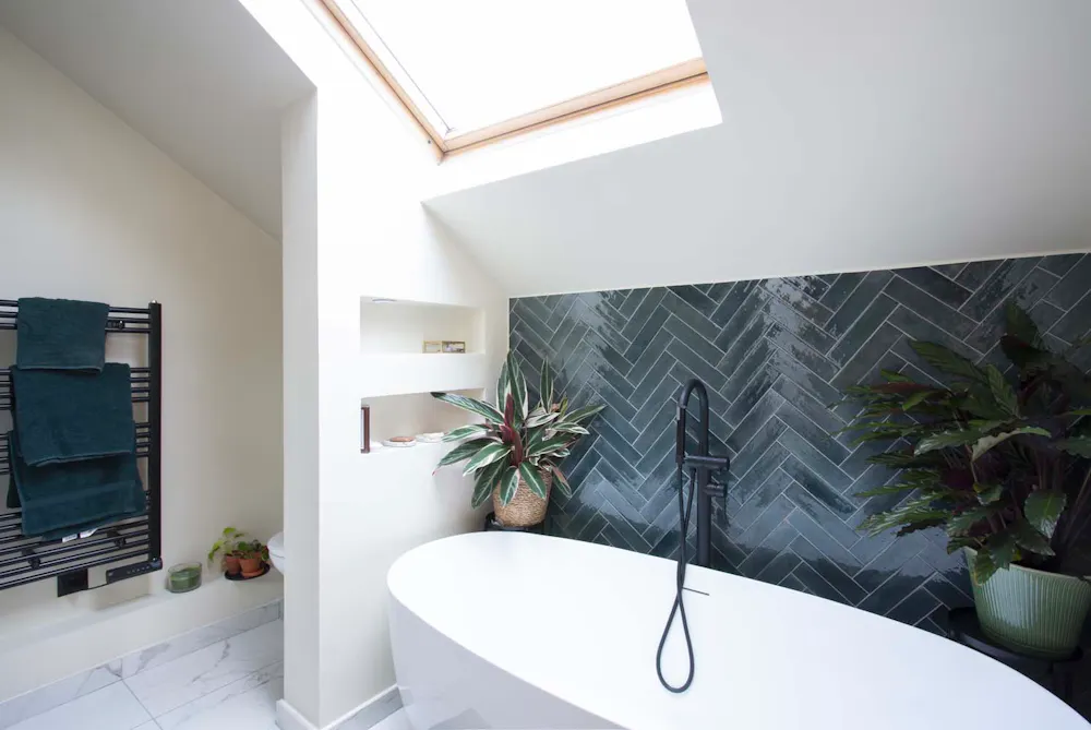 Rénovation Maison de 108 m² - Cachan - salle de bain baignoire et WC avec carrelage mural bleu gris brillant