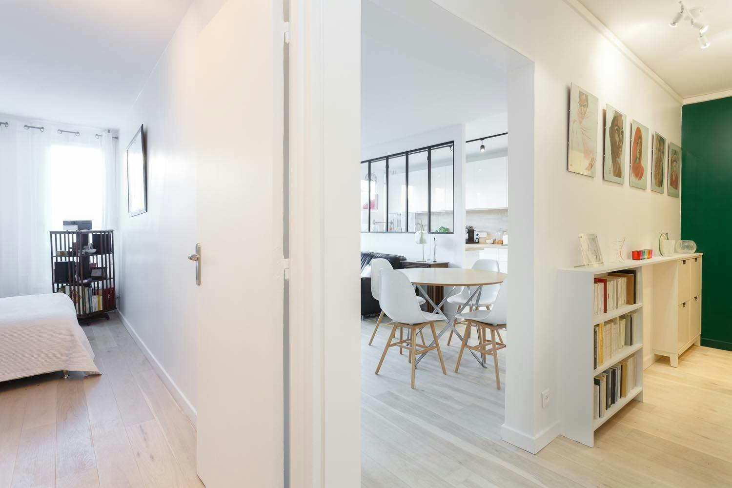 vue appartement salle à manger séjour et chambre à coucher