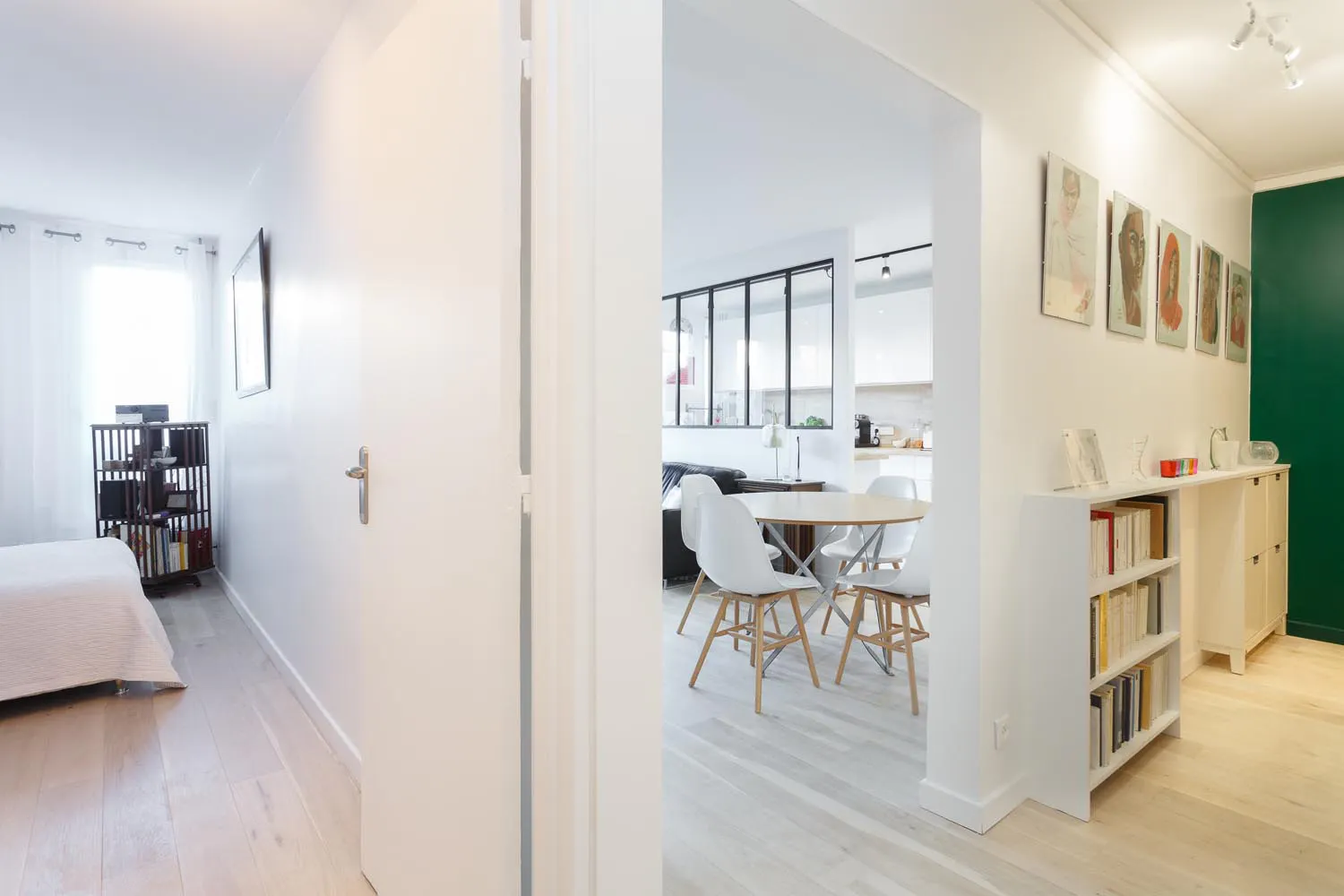 vue appartement salle à manger séjour et chambre à coucher