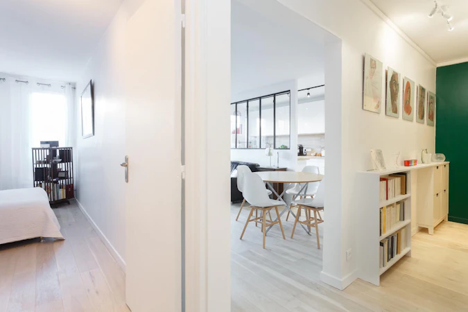 vue appartement salle à manger séjour et chambre à coucher