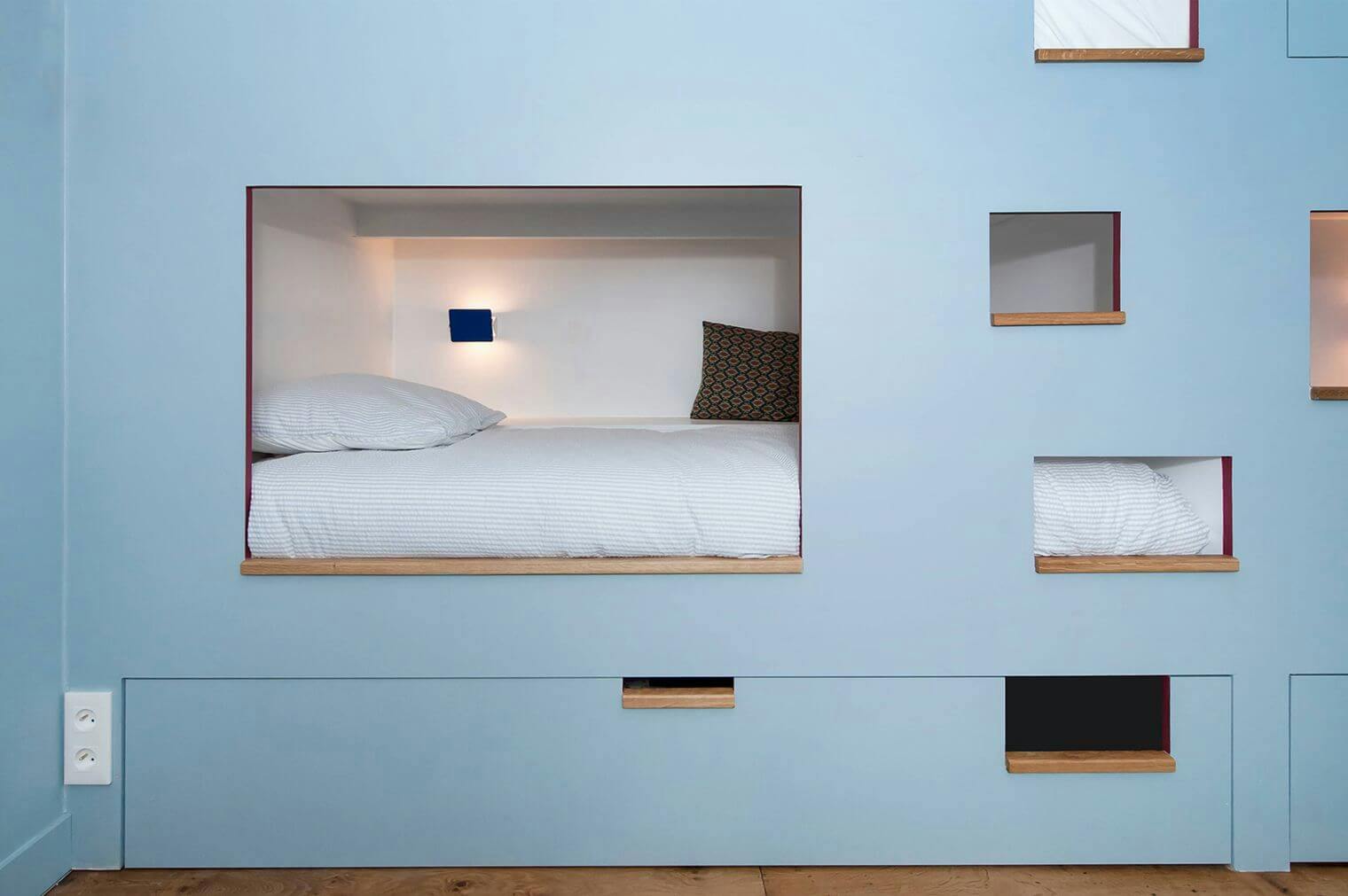 Lit sur-mesure encastré dans un mur