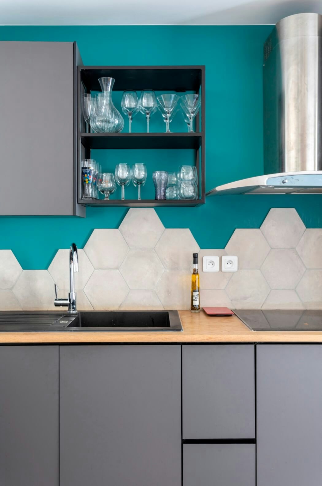 Focus sur les meubles de cette cuisine haut de gamme  bleue et grise totalement rénovée