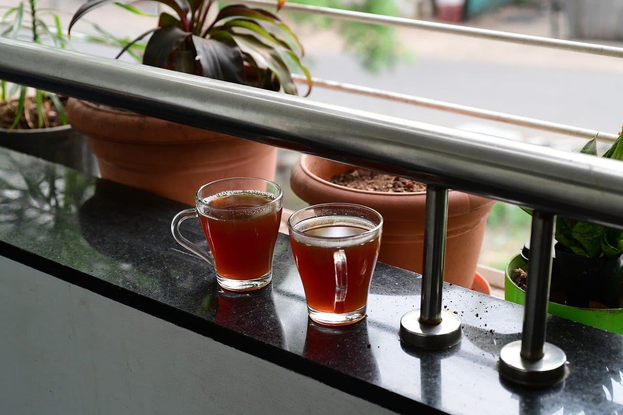 rambarde balcon tasses de thé