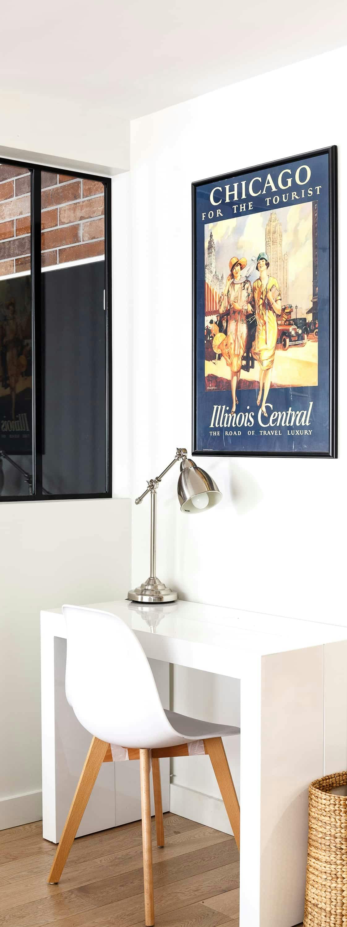 coin bureau à côté d'une verrière