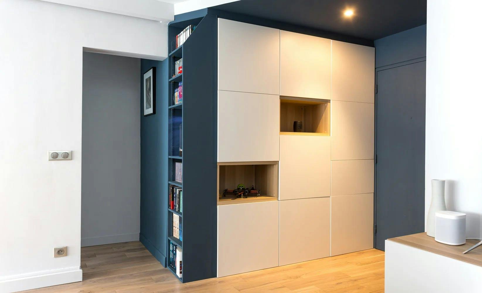 Bibliothèque avec niches éclairées