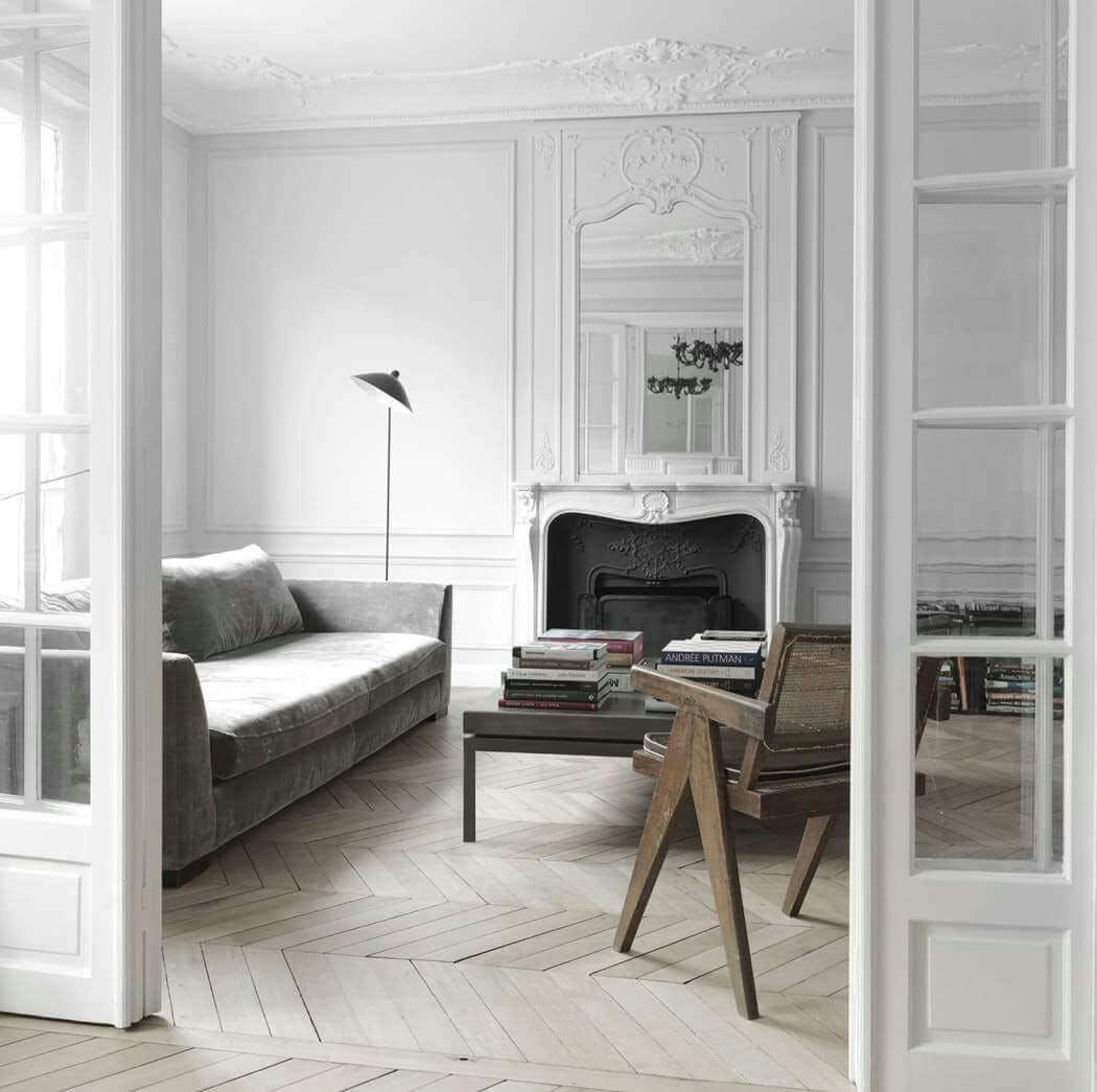 Rénovation d'un bel appartement haussmannien à Paris avec parquet, cheminée et moulures