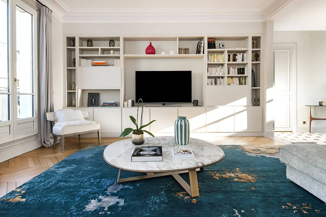 la bibliothèque encastrée s'intègre parfaitement dans ce salon cosy parisien contemporain