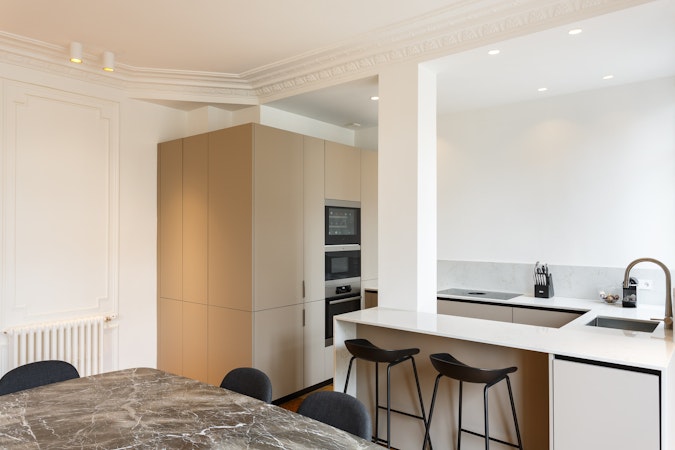 cuisine ouverte plan de travail blanc