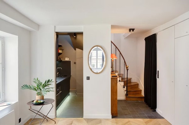 Angle cuisine  escaliers - Rénovation d'un appartement de 65 m²