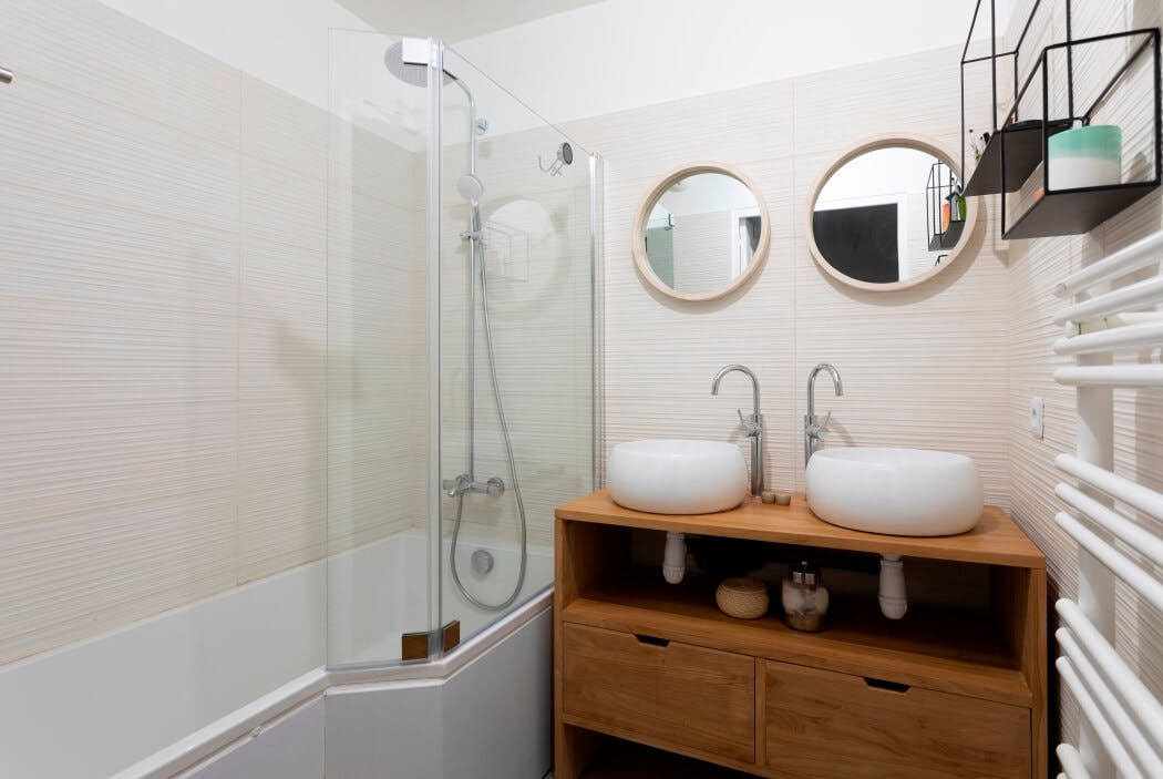 Rénovation de salle de bain avec baignoire douche et meuble sous vasque en bois massif