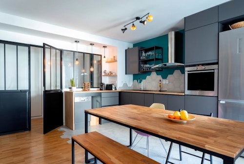 Maison rénovée dans un esprit moderne avec cuisine américaine et verrière