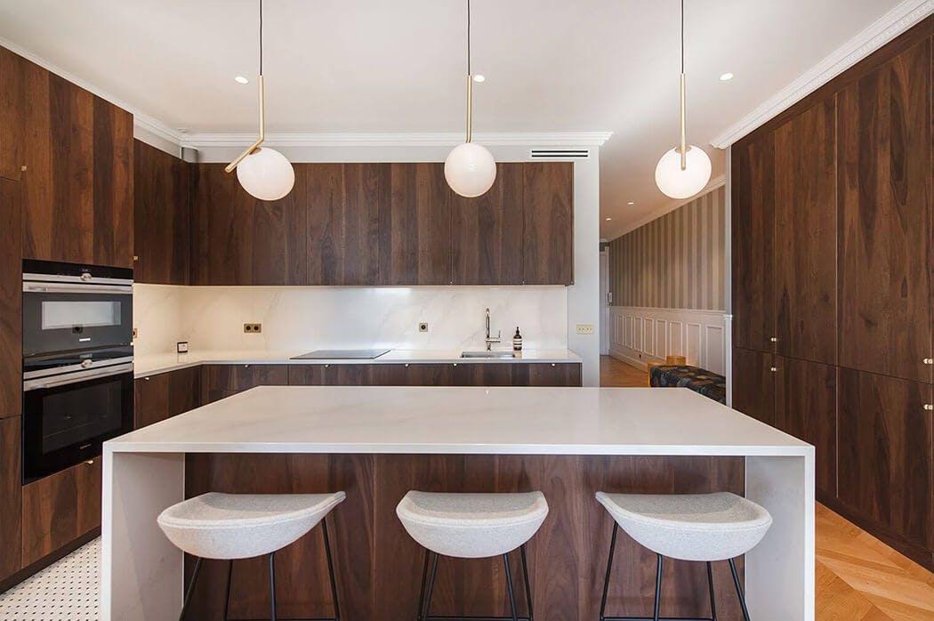 aménagement haut de gamme de la cuisine de cet appartement haussmannien