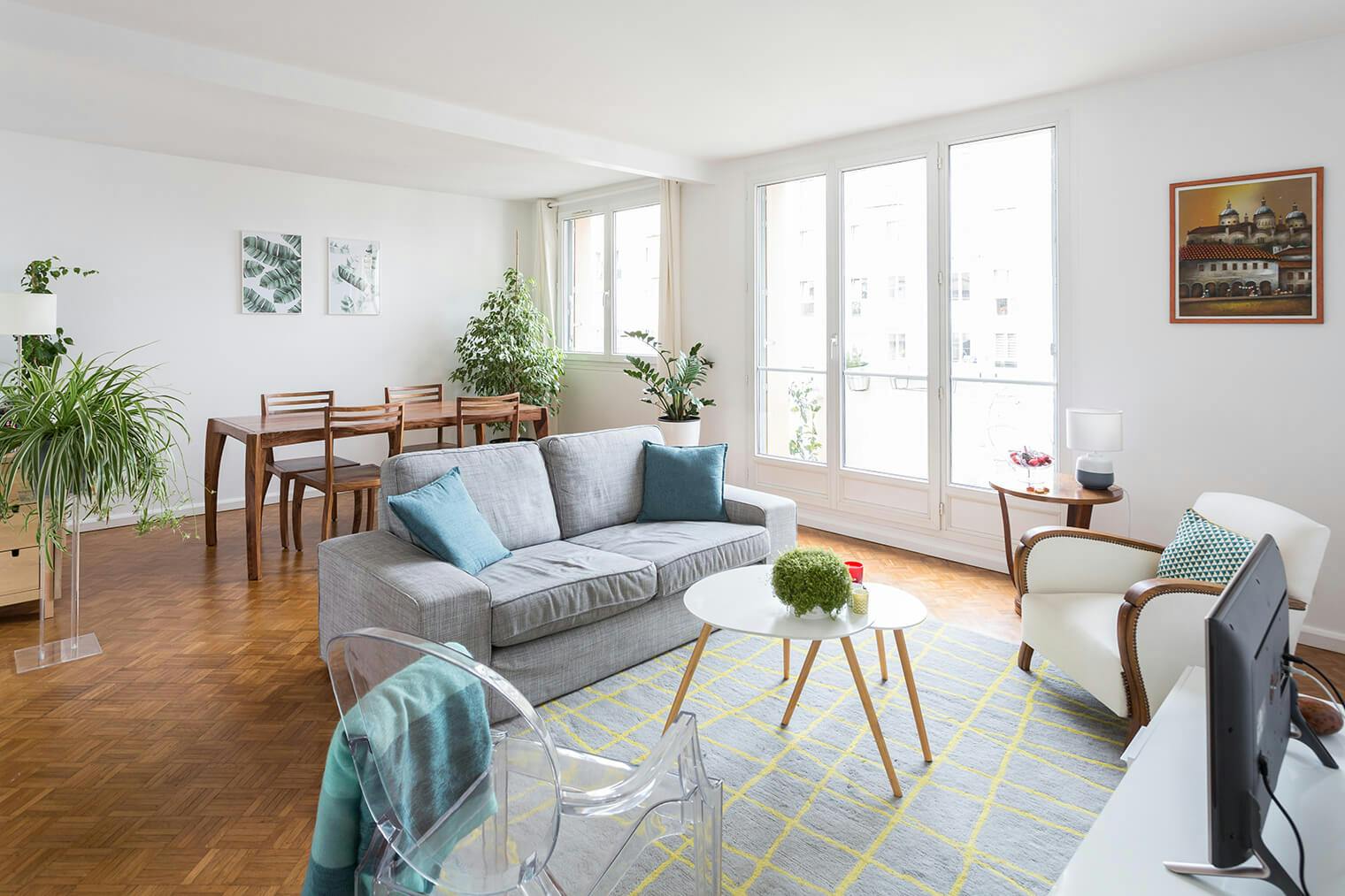 Déco salon ancien rénové avec parquet damier