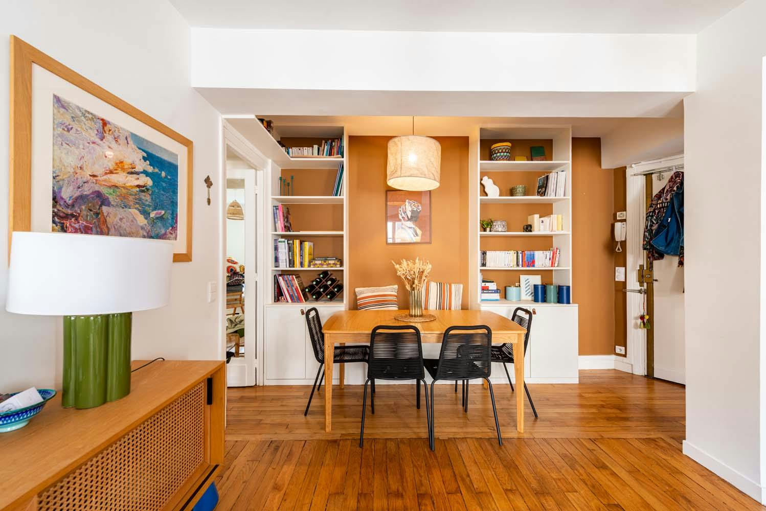 Rénovation appartement 63 m² salle à manger avec bibliothèque sur mesure