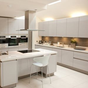 Pièces d'ajustement pour poser une cuisine