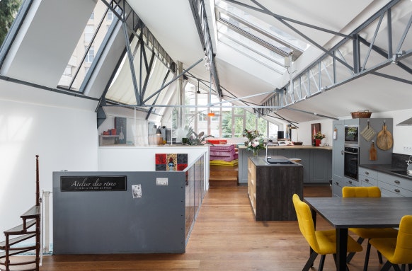 Intérieur industriel avec poutre métalliques