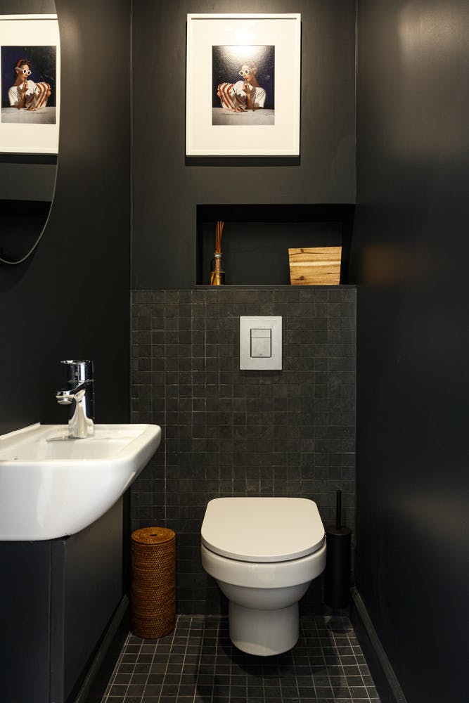 Rénovation d'un appartement 85m2 Paris 18 - toilettes noires