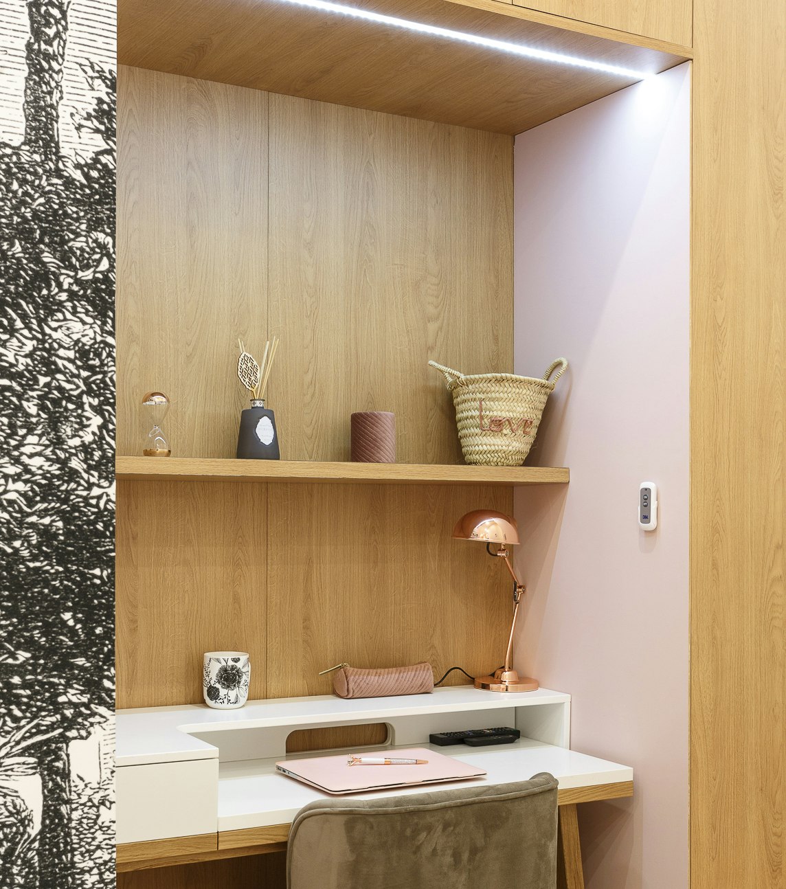 Bureau cloffice dans une chambre d'adolescente aux murs roses et au papier peint noir et blanc