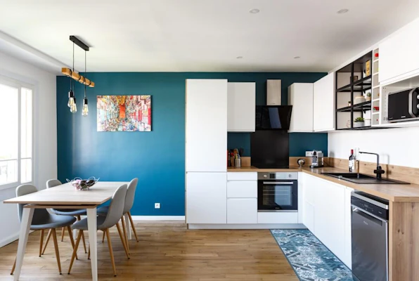 Cuisine avec plan de travail en bois massif et coin repas