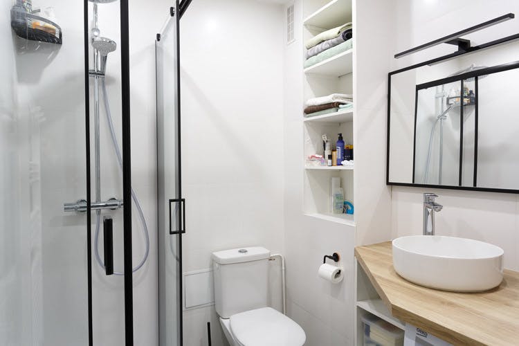 espace salle de bain studio optimisé