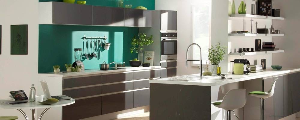cuisine but contemporaine grise finition ultra brilante