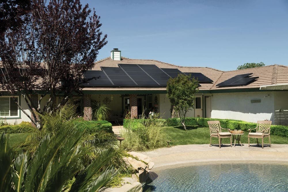 maison rénovation écologique panneaux solaire