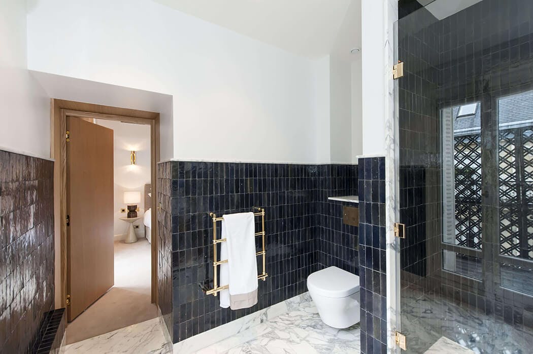 Faïence et marbre dans cette salle de bain au style contemporain