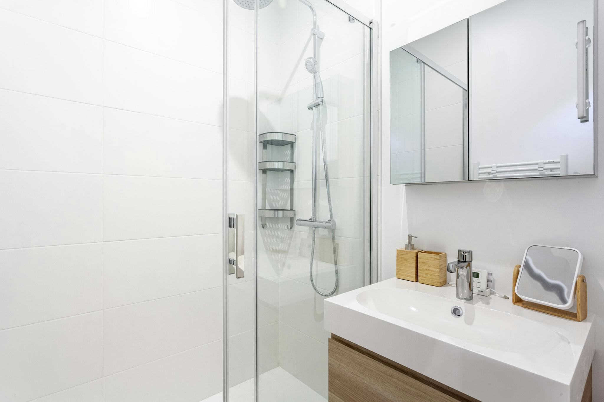 Salle de bain blanche et lumineuse