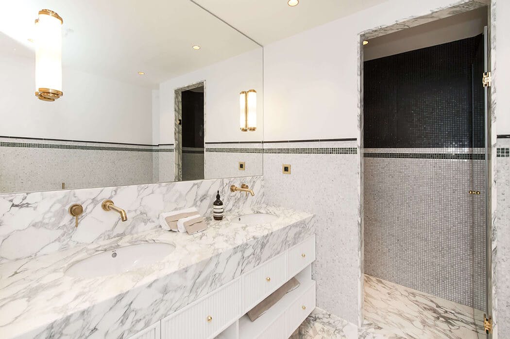 salle de bain avec double vasque en marbre surmontée d'un grand miroir, et équipée d'une douche à l'italienne