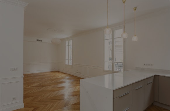 Appartement vide avec parquet en chevrons