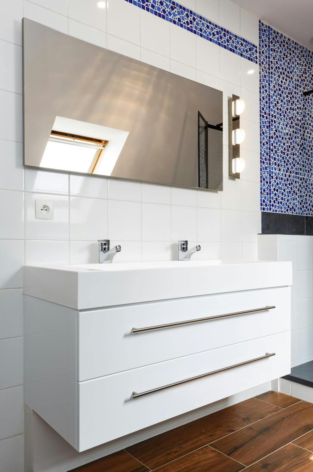 Rénovation salle de bain ambiance marine ou bord de mer avec meuble sous vasque blanc