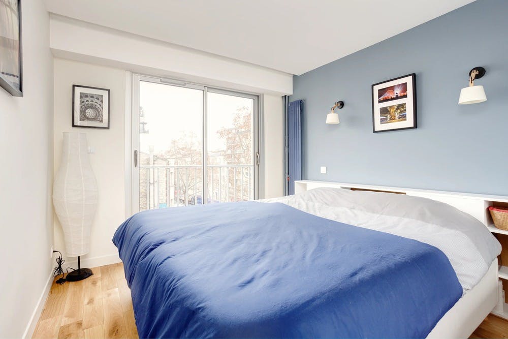 chambre adulte tons bleus parquet