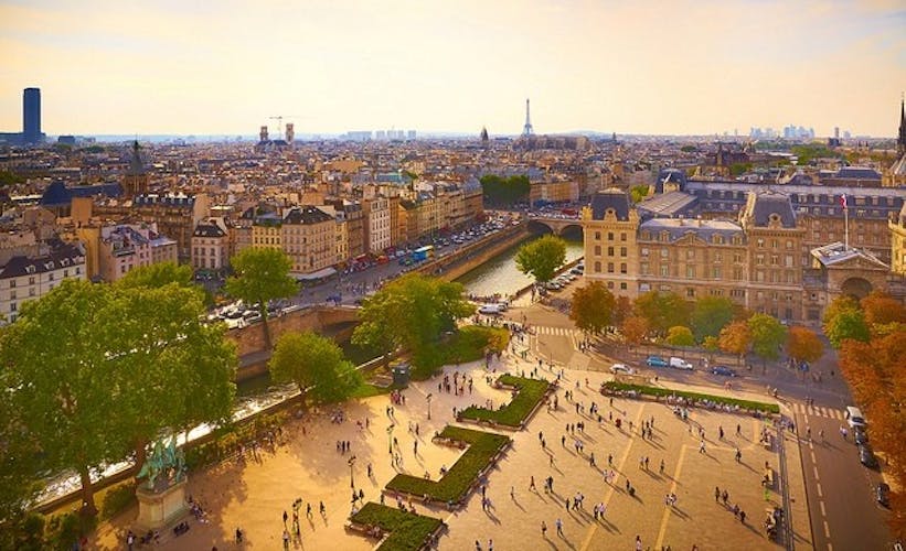 https://images.prismic.io/travel-trade/da449f29-5e53-472f-a5b8-f88aa5aa1fad_paris.jpg?auto=compress%2Cformat&rect=0%2C0%2C640%2C390&w=821&h=500