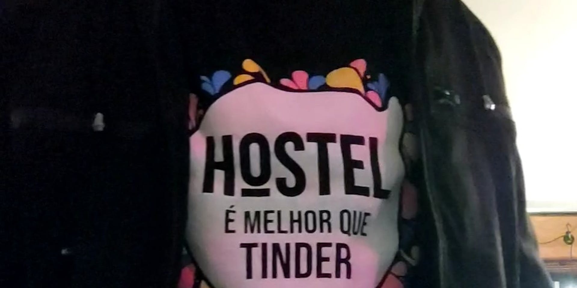 Imagem de uma camisa com o Titulo: Hostel é melhor que Tinder