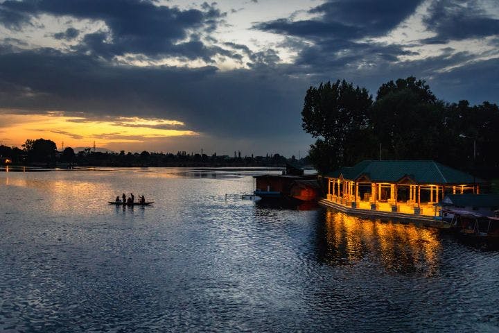 Dal Lake – Shikara Ride & Houseboat Stay