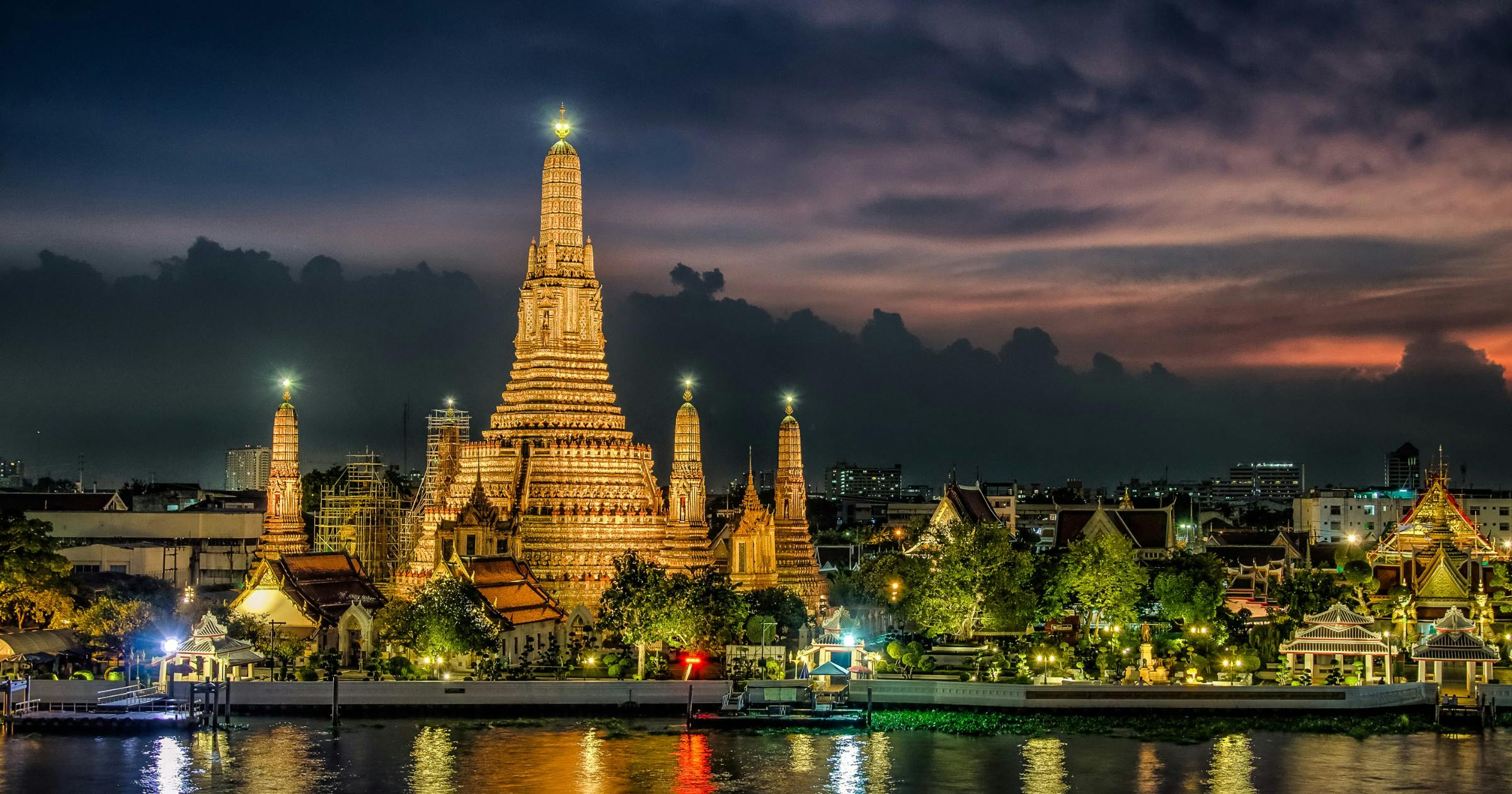 Explore Wat Arun (Temple of Dawn)