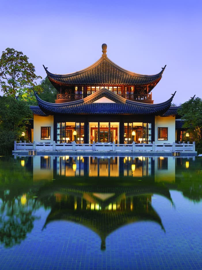 Walk the West Lake in Hangzhou