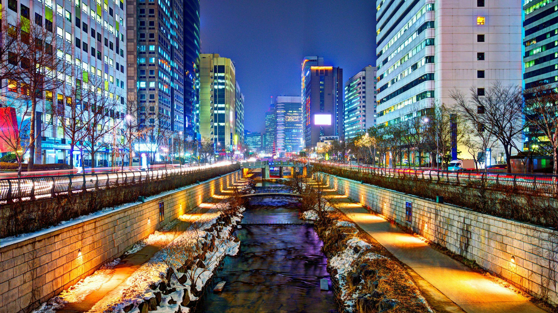 Relax at Cheonggyecheon Stream