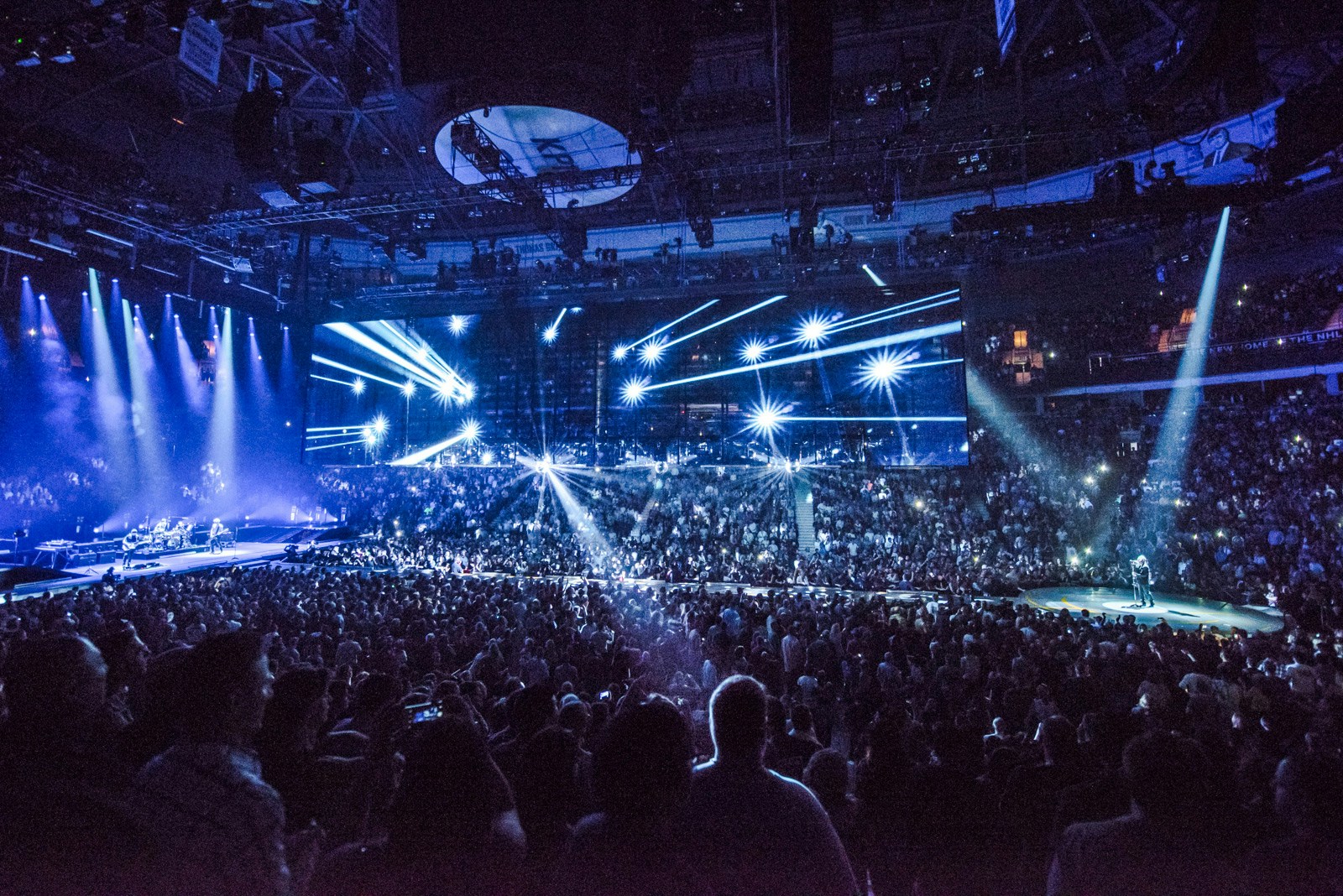 U2 IE disco ball light beams