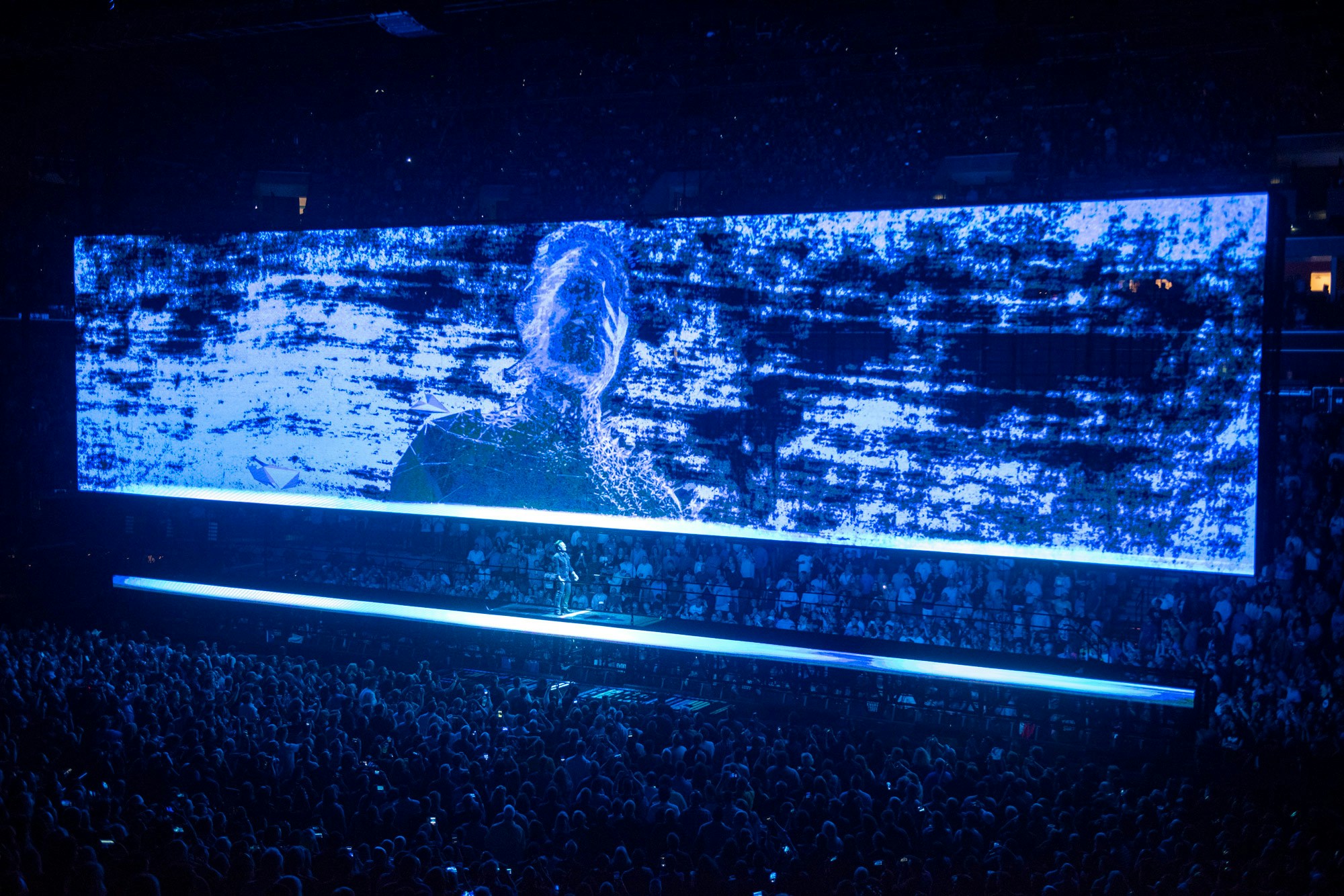U2 AR bono on stage and face on screen