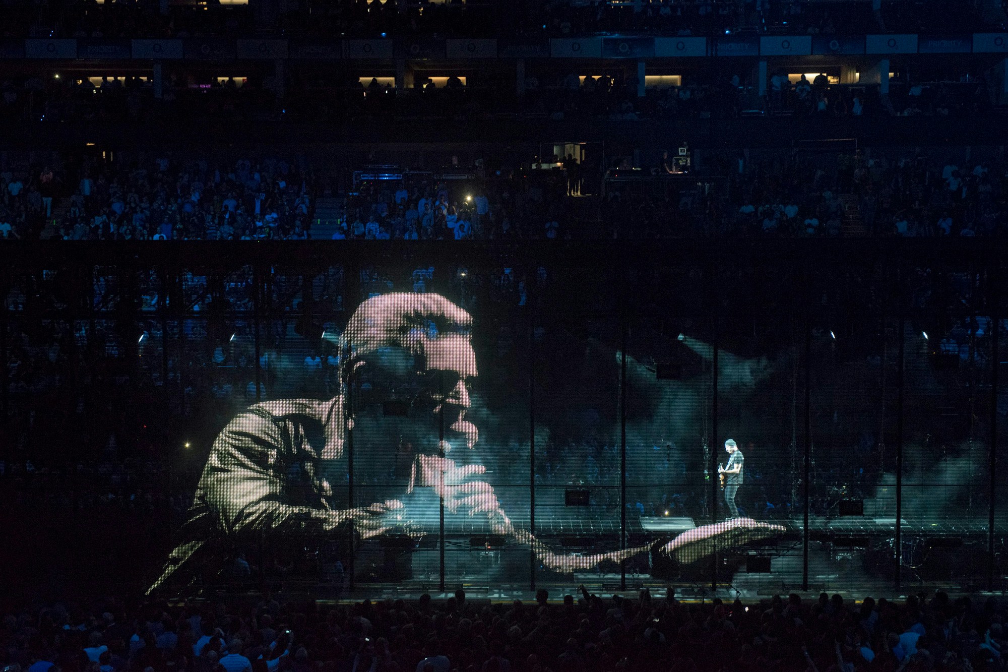 U2 IE Bono hand out