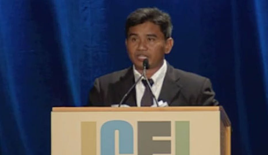 Thet Sambath Accepts the 2011 ICFJ Knight Award