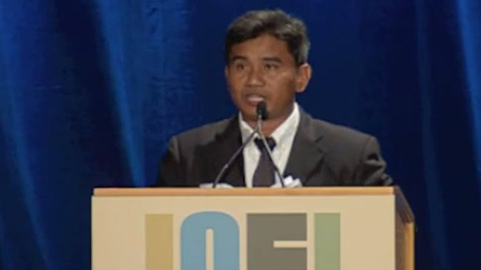 Thet Sambath Accepts the 2011 ICFJ Knight Award