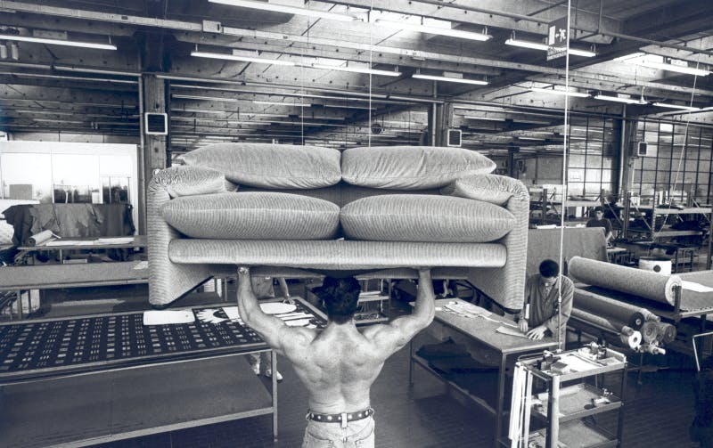 Foto divano Maralunga nel reparto tappezzeria di Cassina, © Carlo Orsi