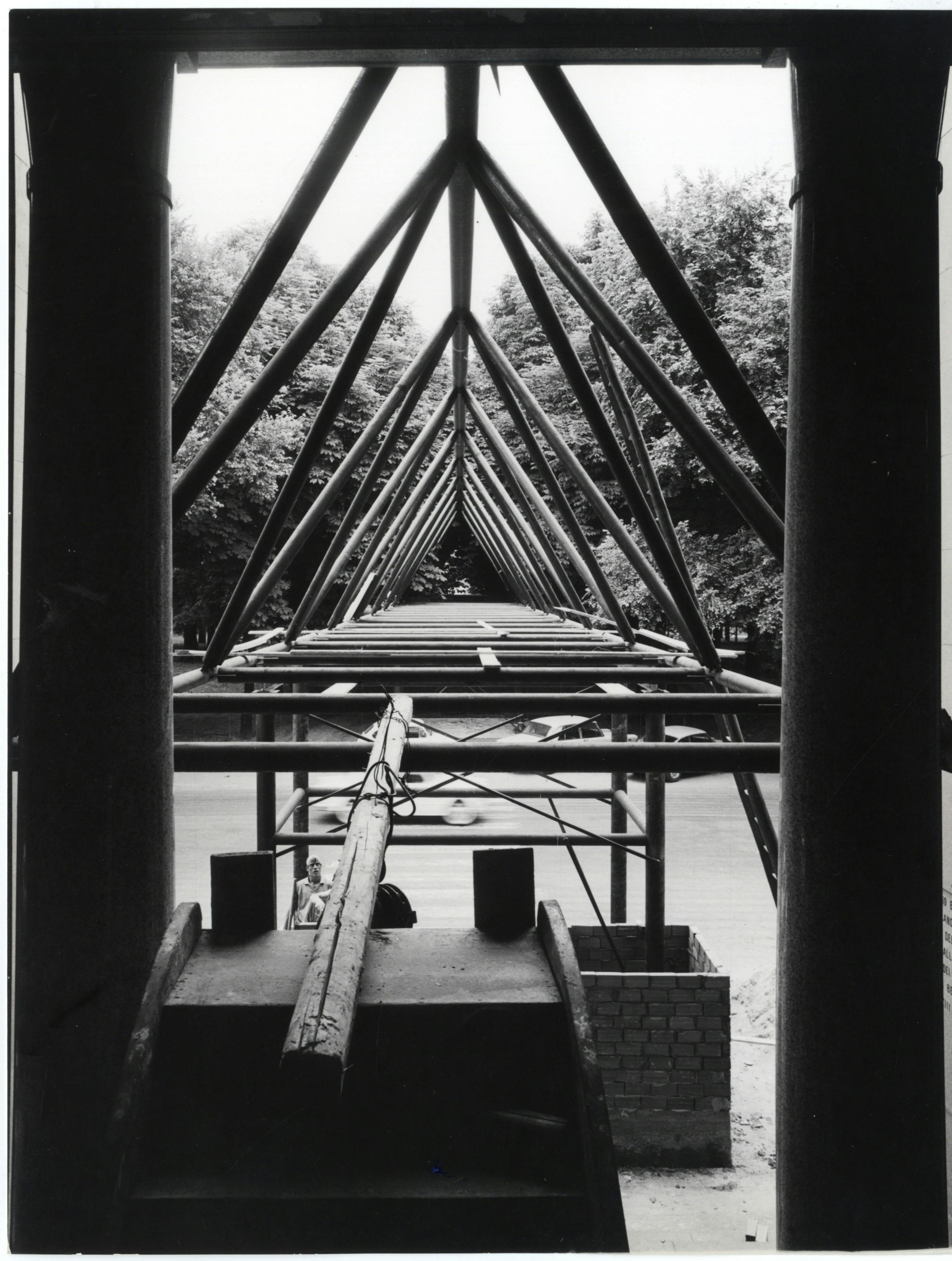 1964, XIII Triennale, Facciata d'ingresso del Palazzo dell'Arte con il ponte in ferro di Aldo Rossi e Luca Meda